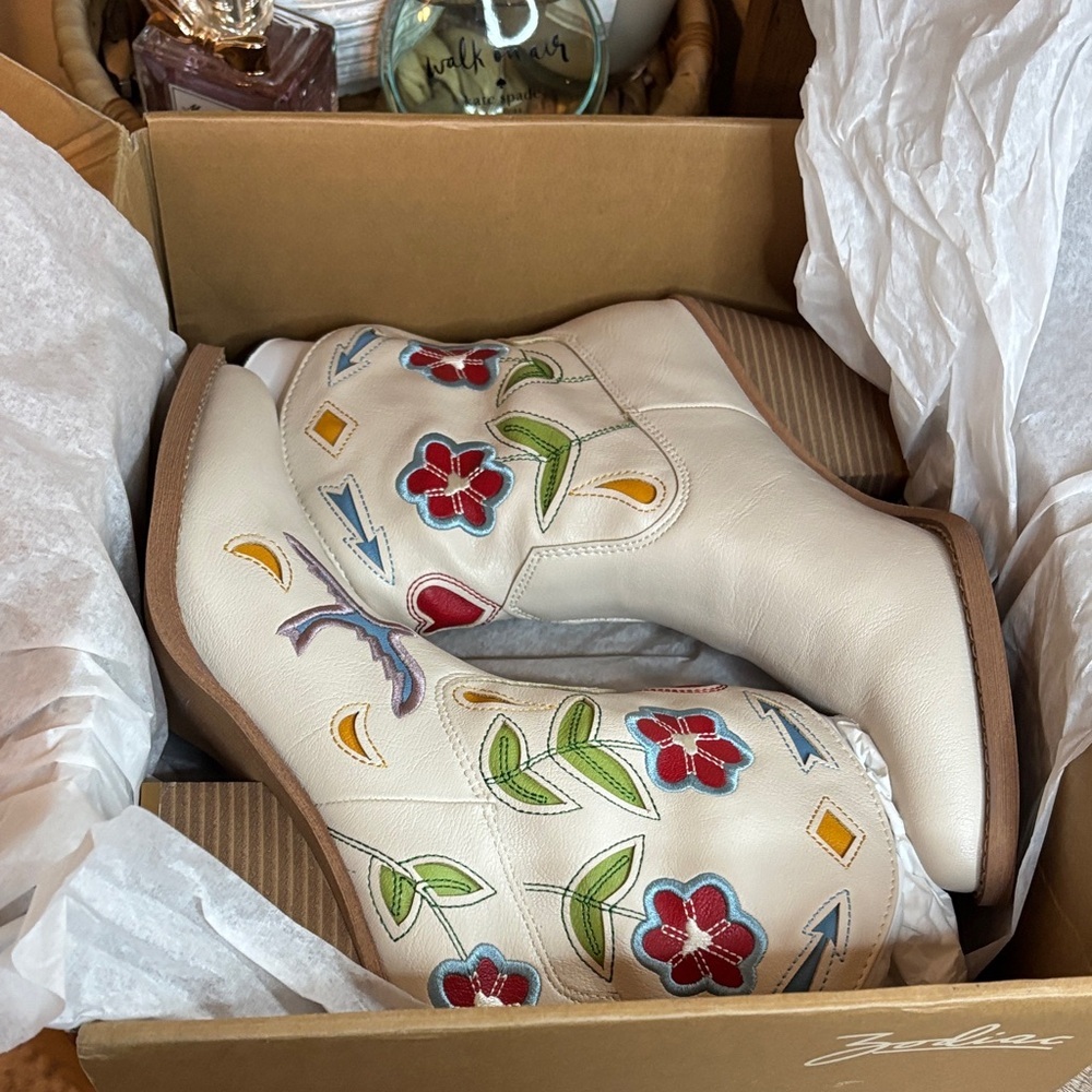 Zodiac Floral Embroidered White Ankle Boots - Picture 8 of 9